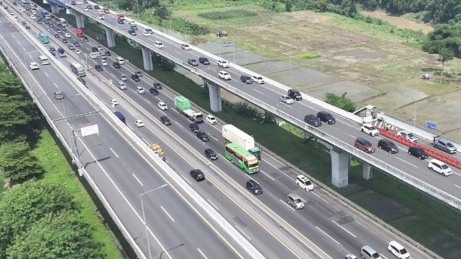 Mobil Toyota Camry Terbakar di Tol MBZ Arah Cikampek, Diduga Korsleting