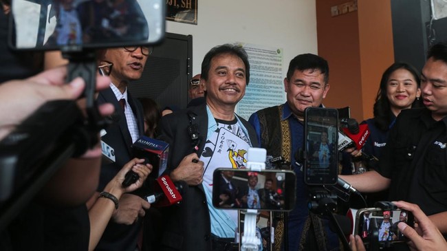 Polda Metro Hormati Putusan Hakim Tolak Praperadilan Keempat Roy Suryo Jakarta, 26 Agustus 2026 – Polda Metro Jaya merespons putusan Pengadilan Negeri Jakarta Selatan yang menolak seluruh permohonan praperadilan keempat yang diajukan Roy Suryo. Kepala Bidang Hukum Polda Metro Jaya Kombes Pol Abrianto Pardede mengatakan pihaknya menghormati keputusan hakim yang telah dibacakan dalam persidangan pada Rabu, 26 Agustus 2026. Menurut kepolisian, putusan tersebut menjadi bagian dari proses hukum yang harus dihormati oleh seluruh pihak yang terlibat. Polda Metro Jaya juga menegaskan akan tetap mengikuti setiap tahapan hukum sesuai dengan ketentuan peraturan perundang-undangan. Putusan itu sekaligus membuat proses hukum terhadap Roy Suryo tetap berlanjut sesuai mekanisme yang sedang berjalan. Sidang praperadilan tersebut digelar di PN Jakarta Selatan dengan hakim tunggal I Ketut Darpawan yang memimpin jalannya persidangan. Permohonan kali ini berkaitan dengan upaya Roy Suryo menggugat tindakan yang menjadi bagian dari proses hukum terhadap dirinya. Setelah mendengarkan argumentasi para pihak, hakim kemudian membacakan putusan yang menolak permohonan tersebut untuk seluruhnya. Polda Metro Jaya melalui Abrianto menyatakan bahwa dalam pertimbangan hukumnya, hakim menilai permohonan praperadilan tersebut sudah tidak lagi relevan karena perkara pokok telah dilimpahkan ke pengadilan. Dengan demikian, pemeriksaan terhadap substansi perkara dinilai lebih tepat dilakukan melalui persidangan pokok perkara. Perkara yang menjerat Roy Suryo berkaitan dengan kasus dugaan fitnah dan pencemaran nama baik terkait tudingan mengenai keaslian ijazah Presiden ke-7 RI Joko Widodo. Dalam rangkaian proses sebelumnya, Roy Suryo telah beberapa kali mengajukan praperadilan untuk mempersoalkan tindakan maupun proses hukum yang dilakukan aparat penegak hukum. Polda Metro Jaya sebelumnya juga telah menyampaikan bahwa penyidik memiliki sejumlah alat bukti dalam menetapkan Roy Suryo sebagai tersangka. Polisi menyebut bukti tersebut antara lain keterangan puluhan saksi, dokumen, petunjuk, serta keterangan ahli yang dikumpulkan selama proses penyidikan. Kepolisian kemudian meminta agar penetapan tersangka dan proses penyidikan dinyatakan sesuai dengan ketentuan hukum yang berlaku. Perjalanan praperadilan Roy Suryo sebelumnya juga sempat menghasilkan putusan yang berbeda. Pada Juli 2026, PN Jakarta Selatan pernah mengabulkan sebagian permohonan praperadilan terkait penggeledahan, penangkapan, dan penahanan terhadap Roy Suryo. Dalam putusan tersebut, hakim menyatakan sejumlah tindakan tersebut tidak sah secara hukum. Namun, putusan itu tidak serta-merta menghentikan keseluruhan proses penyidikan terhadap perkara yang sedang berjalan. Setelah itu, praperadilan kedua yang diajukan Roy Suryo ditolak hakim pada 20 Juli 2026 karena dinilai sudah tidak relevan setelah perkara pokok masuk ke tahap pemeriksaan di pengadilan. Penolakan praperadilan keempat ini menjadi perkembangan terbaru dalam rangkaian upaya hukum Roy Suryo. Dalam sistem hukum pidana, praperadilan memiliki ruang untuk menguji aspek tertentu dari proses penegakan hukum, sementara pemeriksaan mengenai pokok perkara dilakukan melalui persidangan utama. Ketika perkara pokok telah dilimpahkan ke pengadilan, sejumlah persoalan yang sebelumnya menjadi objek praperadilan dapat dinilai tidak lagi relevan untuk diperiksa melalui mekanisme tersebut. Pertimbangan itulah yang menjadi salah satu dasar hakim dalam menolak permohonan Roy Suryo kali ini. Polda Metro Jaya kemudian menegaskan bahwa mereka akan mengikuti keputusan tersebut dan melanjutkan proses sesuai tahapan hukum yang berlaku. Sikap Polda Metro Jaya menunjukkan bahwa kepolisian memilih menghormati putusan pengadilan tanpa memperluas polemik mengenai hasil persidangan. Abrianto menyampaikan bahwa seluruh pihak perlu menjadikan keputusan hakim sebagai bagian dari proses hukum yang sedang berjalan. Di sisi lain, Roy Suryo dan tim hukumnya tetap memiliki ruang untuk menempuh langkah hukum yang tersedia sesuai ketentuan apabila merasa terdapat persoalan yang perlu dipersoalkan lebih lanjut. Perbedaan pandangan antara aparat penegak hukum dan pihak terdakwa atau tersangka merupakan bagian dari proses peradilan selama disampaikan melalui mekanisme yang sah. Dengan demikian, perkembangan perkara selanjutnya akan sangat bergantung pada proses pemeriksaan pokok perkara dan langkah hukum yang ditempuh masing-masing pihak. Rangkaian praperadilan yang diajukan Roy Suryo juga memperlihatkan panjangnya proses hukum dalam perkara tersebut. Sebelumnya, ia telah mengajukan beberapa permohonan dengan objek yang berbeda, termasuk terkait penetapan tersangka serta tindakan penyidik dalam proses penanganan perkara. Salah satu permohonan pada Agustus 2026 bahkan berkaitan dengan permintaan ganti rugi sekitar Rp206 juta terhadap pihak kepolisian dan kejaksaan, tetapi permohonan tersebut dinyatakan tidak dapat diterima hakim. Dalam perkembangan terbaru, praperadilan keempat kembali ditolak secara keseluruhan. Kondisi tersebut membuat perhatian kini kembali tertuju pada bagaimana proses perkara pokok akan berlangsung setelah rangkaian gugatan praperadilan tersebut. Bagi Polda Metro Jaya, putusan terbaru menjadi dasar untuk melanjutkan proses hukum tanpa harus menghentikan penyidikan maupun pemeriksaan perkara pokok. Kepolisian sebelumnya telah menyatakan bahwa penanganan perkara dilakukan berdasarkan alat bukti dan prosedur hukum yang mereka nilai telah terpenuhi. Sementara itu, pihak Roy Suryo tetap memiliki hak untuk menyampaikan pembelaan dan menguji bukti-bukti yang diajukan dalam persidangan. Tahap pemeriksaan pokok perkara nantinya akan menjadi ruang untuk menilai substansi dakwaan, alat bukti, serta argumentasi dari masing-masing pihak. Karena itu, hasil praperadilan tidak dapat disamakan dengan putusan bersalah atau tidak bersalah dalam perkara utama. Dengan ditolaknya praperadilan keempat, Polda Metro Jaya memastikan tetap menghormati keputusan hakim sekaligus melanjutkan proses hukum terhadap Roy Suryo. Putusan tersebut menegaskan bahwa perkara yang telah masuk ke tahap persidangan pokok perlu diselesaikan melalui forum yang sesuai untuk menguji substansi kasus. Bagi Roy Suryo, penolakan tersebut menjadi perkembangan baru dalam rangkaian upaya hukumnya sejak perkara dugaan fitnah dan pencemaran nama baik itu bergulir. Perjalanan perkara masih akan mengikuti tahapan peradilan yang berlaku dan masing-masing pihak tetap memiliki hak untuk mengajukan argumentasi serta pembelaan. Perkembangan selanjutnya akan ditentukan oleh proses persidangan pokok perkara dan keputusan hukum yang diambil berdasarkan seluruh fakta serta alat bukti yang diajukan di persidangan.