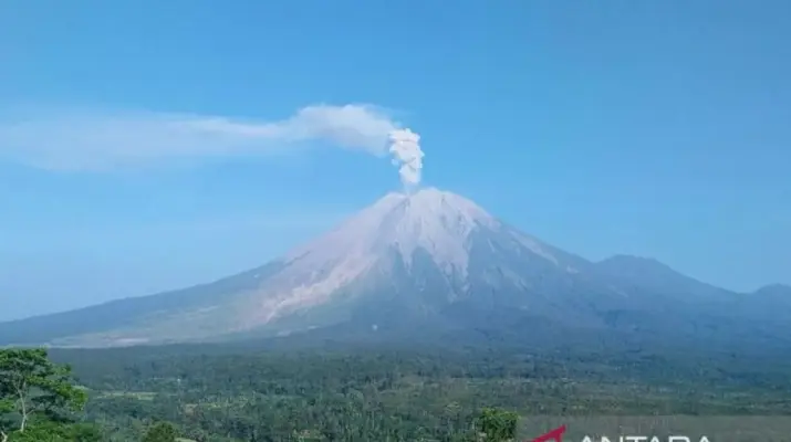 Gunung Semeru Kembali Erupsi Senin Pagi, Kolom Abu Vulkanik Capai 900 Meter